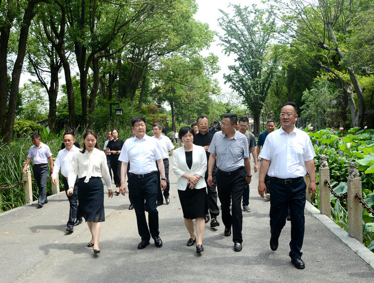 青海省果洛州委副书记、州长叶万彬率党政代表团莅临中朴集团考察